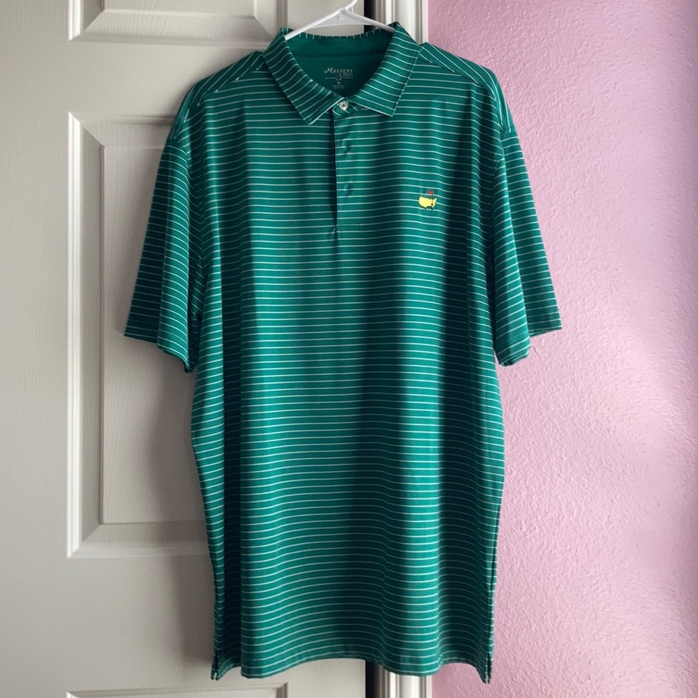 Green golf tee.
